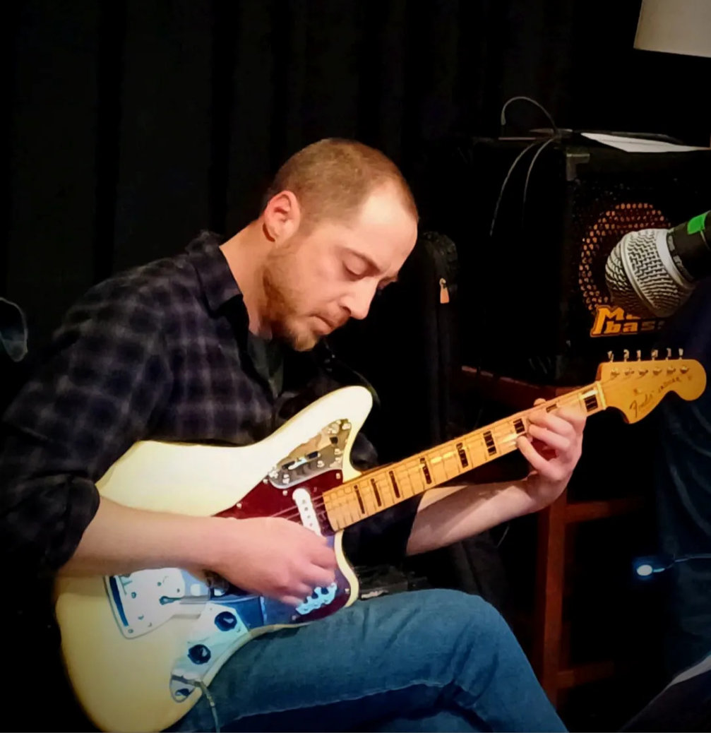 Il chitarrista Luca Crispino immortalato durante un suo concerto che imbraccia una chitarra Fender Jaguar