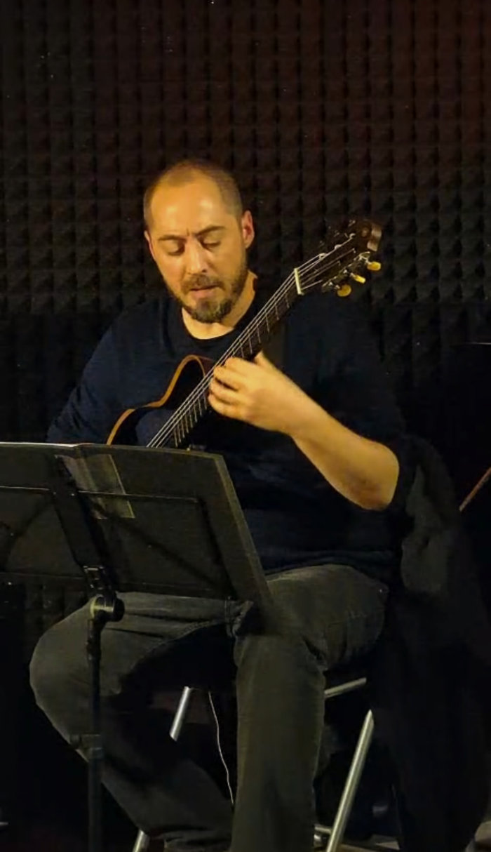 Il musicista Luca Crispino durante un esibizione mentre suona una chitarra classica